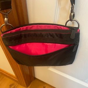 Thirty one black with hot pink lining crossbody great condition